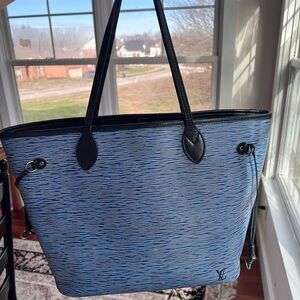 Louis Vuitton Neverfull MM in Blue Epi Leather